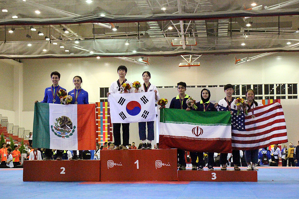 Pairs_Junior_Award_Ceremony