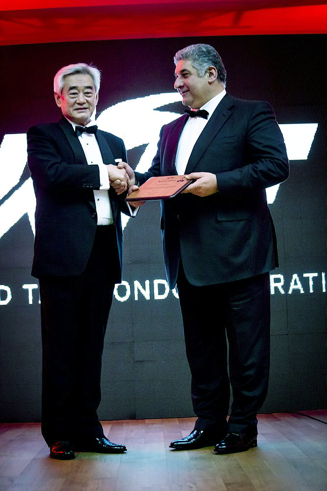 WTF President Chungwon Choue handing appreciation plaque to the Ministry of Youth and Sports of Azerbaijan Mr. Azad Rahimov