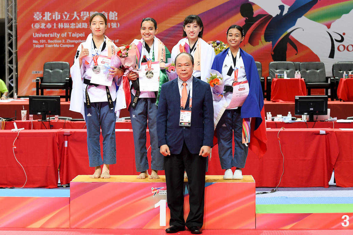 Awarding ceremony of Individual Female Under 30 with Macau MNA President Mr. Wai Pui Wong at day 3